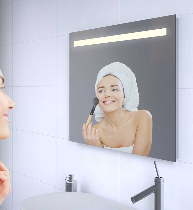 Strakke badkamerspiegel met LED verlichting en verwarming