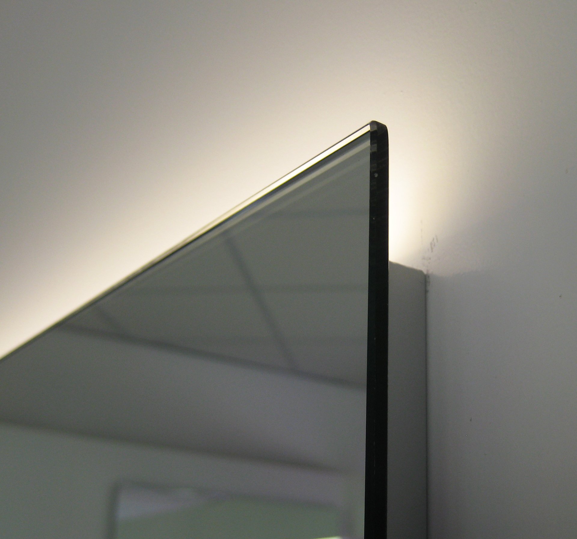 Design badkamer spiegel met indirect strijklicht en ...