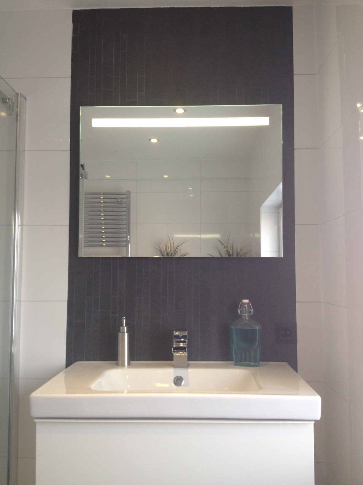 Badkamer LED spiegel met verwarming en sensor 80x60 cm - Designspiegels Badkamer LED spiegel met verwarming en sensor 80x60 cm - Designspiegels