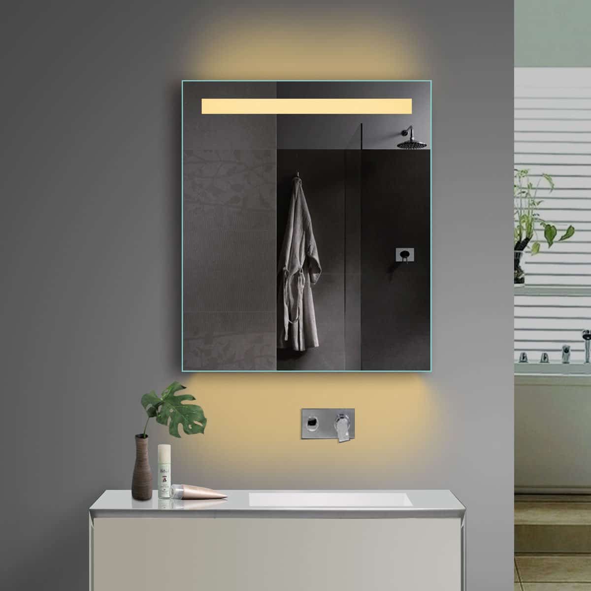 Badkamer spiegel met stopcontact 60x70 cm - Designspiegels Badkamer spiegel met stopcontact 60x70 cm - Designspiegels