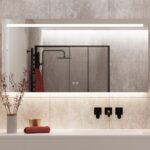 Luxe design spiegel met verlichting, spiegelverwarming, digitale klok en sensor met handige dimfunctie.