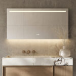 Fraaie design badkamer spiegel, uitgevoerd met met handige opties, zoals: verlichting, verwarming, digitale klok en sensor met dimfunctie
