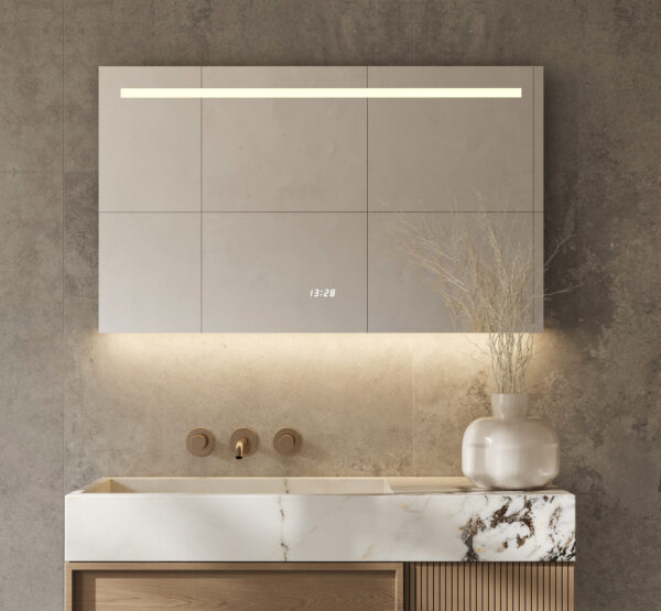 Design spiegel voor in de badkamer, uitgevoerd met een witte klok, dimbare verlichting en spiegelverwarming. Kortom, van alle gemakken voorzien!