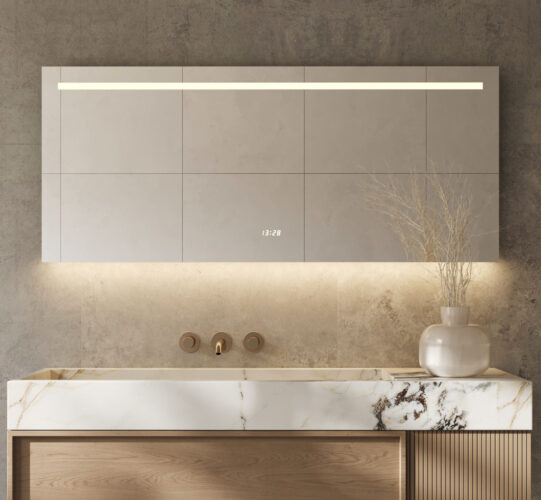 Stijlvolle badkamerspiegel, uitgevoerd met dimbare verlichting, een digitale klok en spiegelverwarming