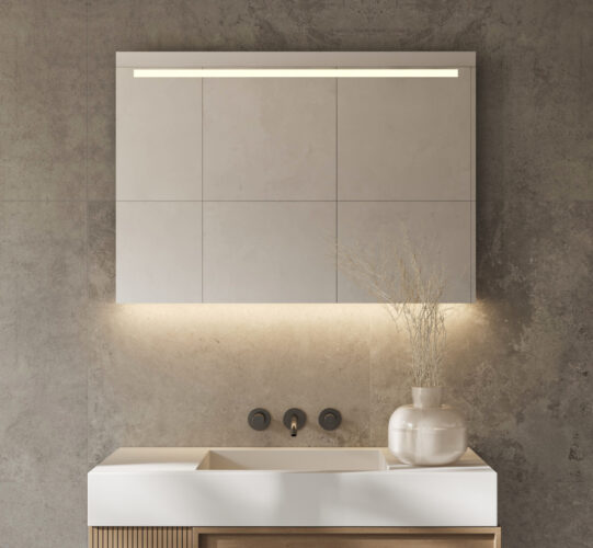 Deze stijlvolle, strakke badkamer spiegel is van alle gemakken voorzien, zoals verlichting, spiegelverwarming en een sensor schakelaar met dimfunctie