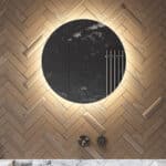 Deze 60 cm ronde badkamer spiegel is van alle gemakken voorzien, zoals: ambient verlichting, spiegelverwarming, dimfunctie en instelbare lichtkleur