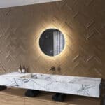 De spiegel wordt volledig aansluitklaar geleverd en is met de meegeleverde instructie en ophangmaterialen eenvoudig aan de wand te monteren