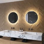 De indirecte verlichting schijnt sfeervol vanachter de spiegel over de wand. De directe verlichting zorgt voor praktisch licht in het gezicht