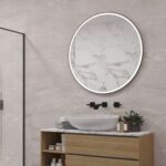 Deze ronde badkamer spiegel met zwart frame is eenvoudig aan de wand te monteren met de bijgeleverde montage materialen