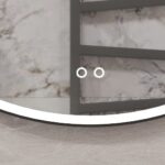 Uitgevoerd met een dubbele touch schakelaar in het spiegelglas; linker touch knop voor het gelijktijdig in- en uitschakelen van de verlichting en de verwarming, inclusief geïntegreerde dimfunctie voor de verlichting, rechter touch knop om traploos de gewenste kleur van de verlichting in te stellen