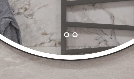 Uitgevoerd met een dubbele touch schakelaar in het spiegelglas; linker touch knop voor het gelijktijdig in- en uitschakelen van de verlichting en de verwarming, inclusief geïntegreerde dimfunctie voor de verlichting, rechter touch knop om traploos de gewenste kleur van de verlichting in te stellen