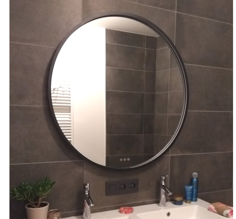Stijlvol En Praktisch: Zwart Rond Badkamer Spiegel Met Verlichting