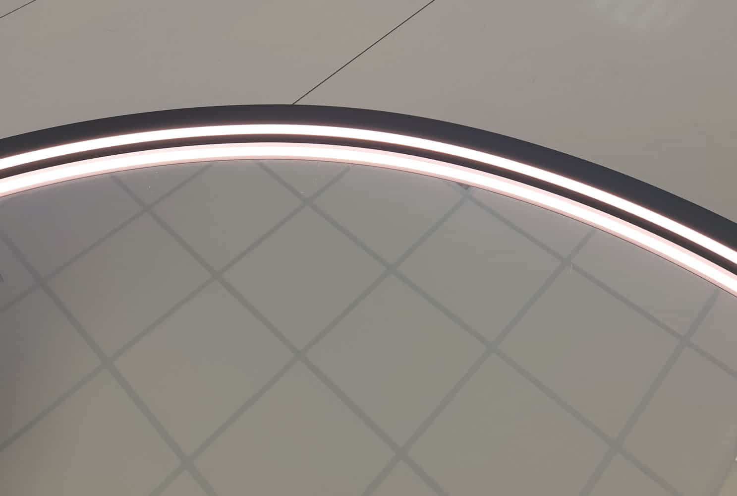 De dimbare LED verlichting is op fraaie wijze geïntegreerd aan de binnen zijde van het aluminium frame en geeft daardoor een praktisch licht in het gezicht.