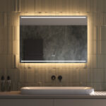 Deze stijlvolle 100 cm brede spiegel voor in de badkamer is van alle gemakken voorzien, zoals: geïntegreerde verlichting en verwarming, dimfunctie, instelbare lichtkleur en dubbele touch bediening