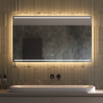 Deze stijlvolle 120 cm brede spiegel voor in de badkamer is van alle gemakken voorzien, zoals: geïntegreerde verlichting en verwarming, dimfunctie, instelbare lichtkleur en dubbele touch bediening