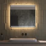 Deze praktische en fraaie 80 cm brede spiegel voor in de badkamer is van alle gemakken voorzien, zoals: geïntegreerde verlichting en verwarming, dimfunctie, instelbare lichtkleur en dubbele touch bediening