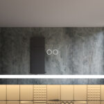 Uitgevoerd met een dubbele touch schakelaar in het spiegelglas; linker touch knop voor het gelijktijdig in- en uitschakelen van de verlichting en de verwarming, inclusief geïntegreerde dimfunctie voor de verlichting, rechter touch knop om traploos de gewenste kleur van de verlichting in te stellen