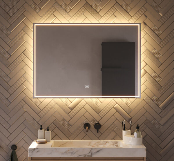 Deze populaire, 100 cm brede badkamer spiegel is van alle gemakken voorzien, zoals: verlichting, spiegelverwarming, dimfunctie en een instelbare lichtkleur