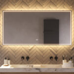 Deze populaire 140 cm brede badkamer spiegel is van alle gemakken voorzien, zoals: verlichting, spiegelverwarming, dimfunctie en een instelbare lichtkleur