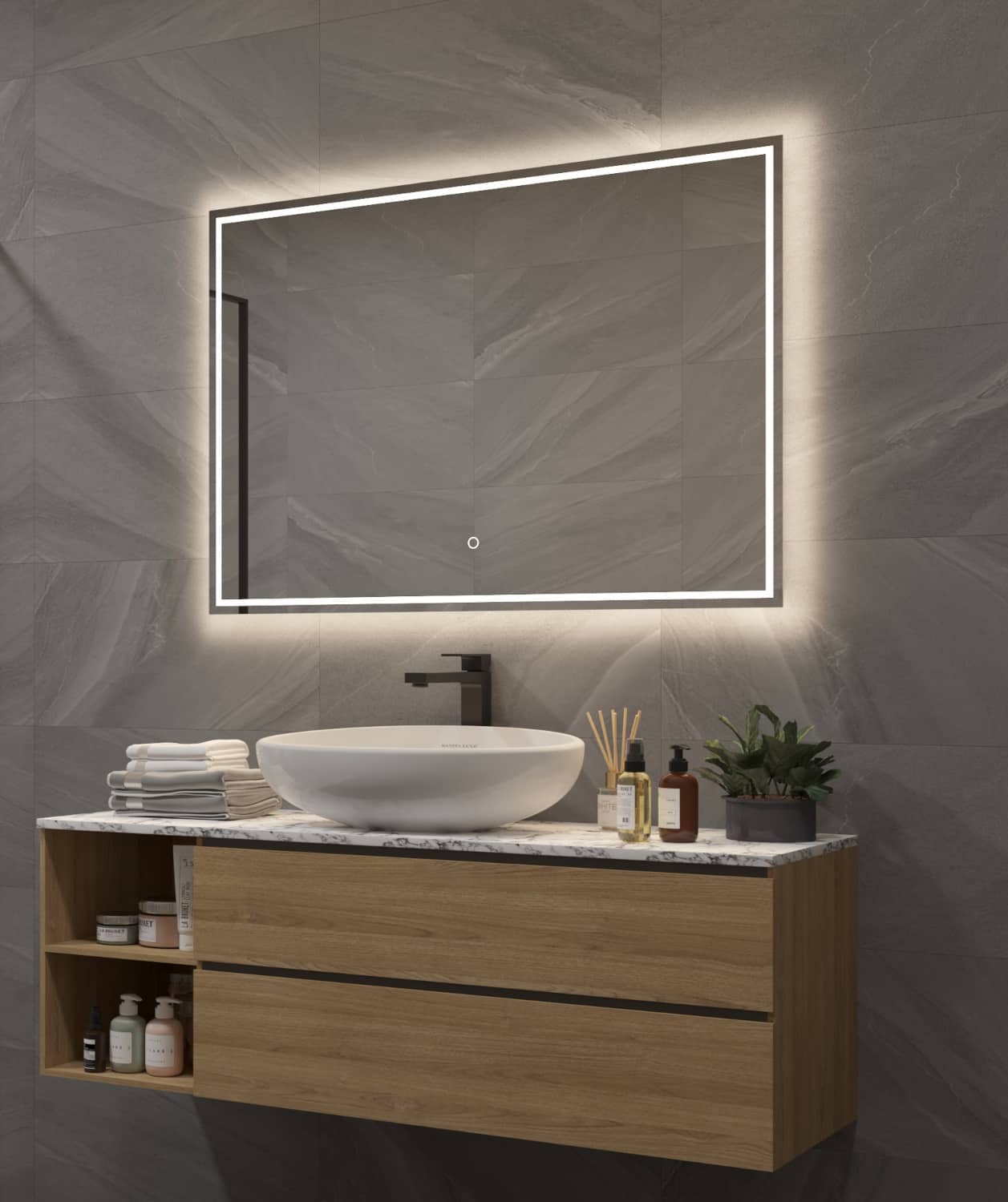 De indirecte verlichting schijnt fraai vanachter de spiegel over de wand en het badkamermeubel, terwijl de directe verlichting het gezicht praktisch verlicht