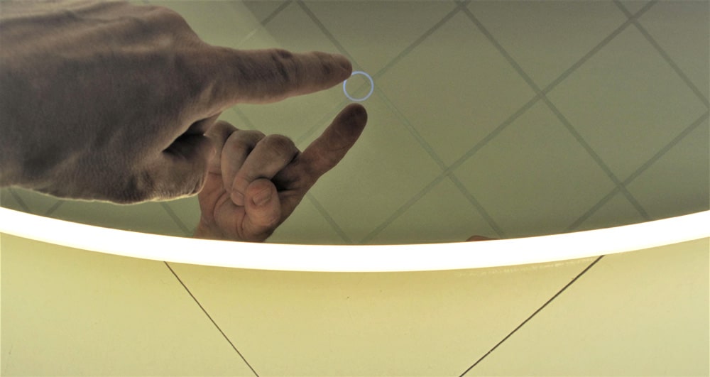 Door de touch knop langer aan te raken, wordt de verlichting gedimd. Deze stand wordt automatisch opgeslagen
