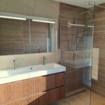 120 cm spiegelkast op zandkleurige tegel