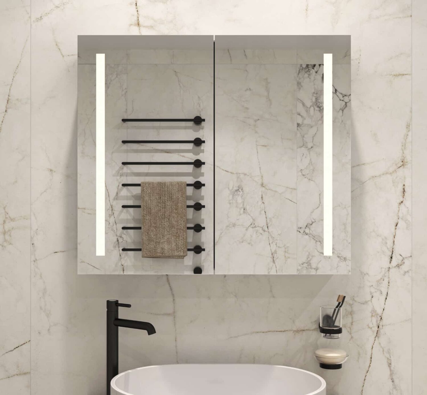 Luxe aluminium badkamer spiegelkast, uitgevoerd met verlichting, spiegelverwarming en 2 geaarde stopcontacten
