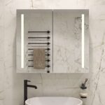 Luxe aluminium badkamer spiegelkast, uitgevoerd met verlichting, spiegelverwarming en 2 geaarde stopcontacten