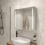 Bij deze aluminium spiegelkast is zowel de verlichting als de verwarming volledig in de deuren geïntegreerd
