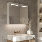 Luxe badkamerspiegelkast, voorzien van verlichting, spiegelverwarming, 2 geaarde stopcontacten en een geïntegreerde make-up spiegel