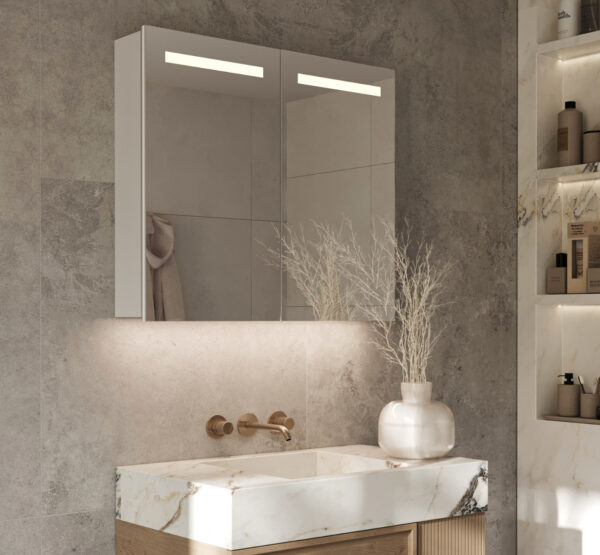 Luxe badkamerspiegelkast, voorzien van verlichting, spiegelverwarming, 2 geaarde stopcontacten en een geïntegreerde make-up spiegel