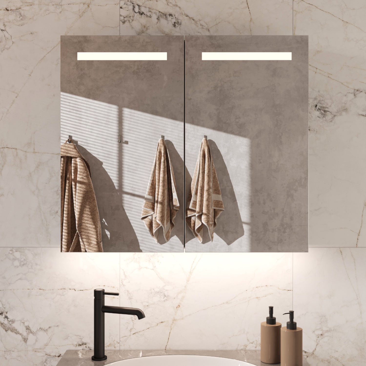 Fraaie aluminium badkamer spiegelkast, uitgevoerd met verlichting in de deuren, onder verlichting, spiegelverwarming en 2 geaarde stopcontacten