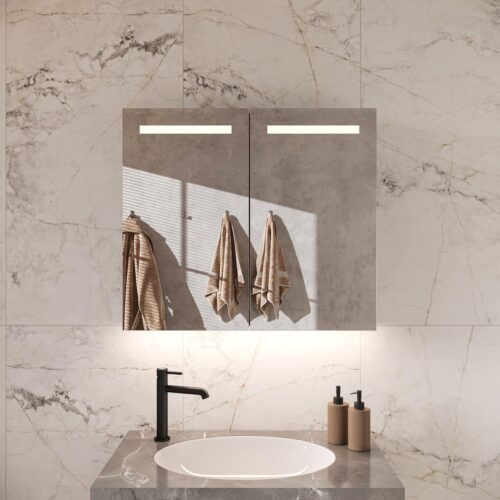 Deze alu badkamer spiegelkast met hoge lichtopbrengst is 80 cm breed en 70 cm hoog