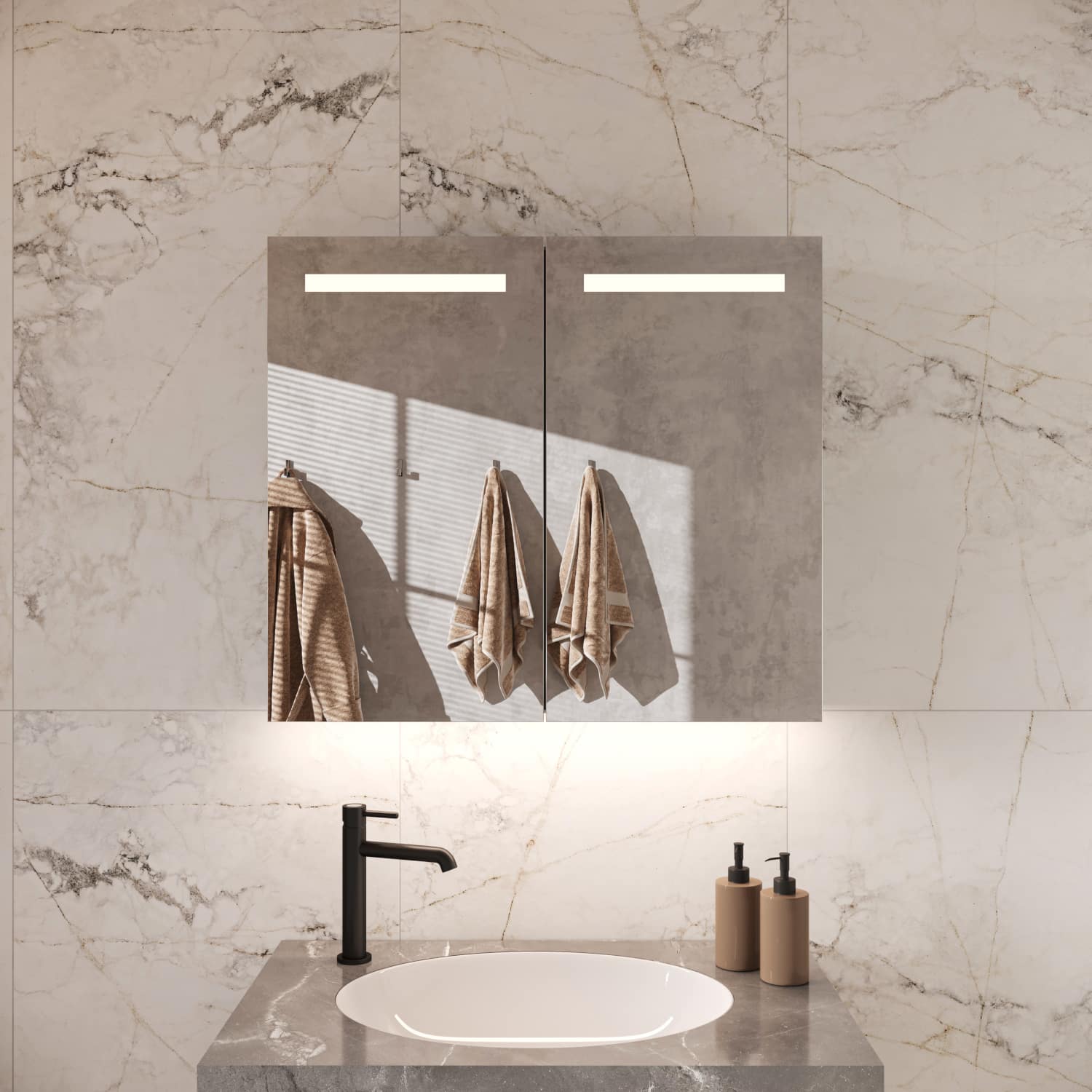 Deze alu badkamer spiegelkast met hoge lichtopbrengst is 80 cm breed en 70 cm hoog