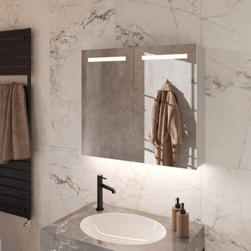 Bij deze aluminium spiegelkast is zowel de verlichting als de verwarming volledig in de deuren geïntegreerd