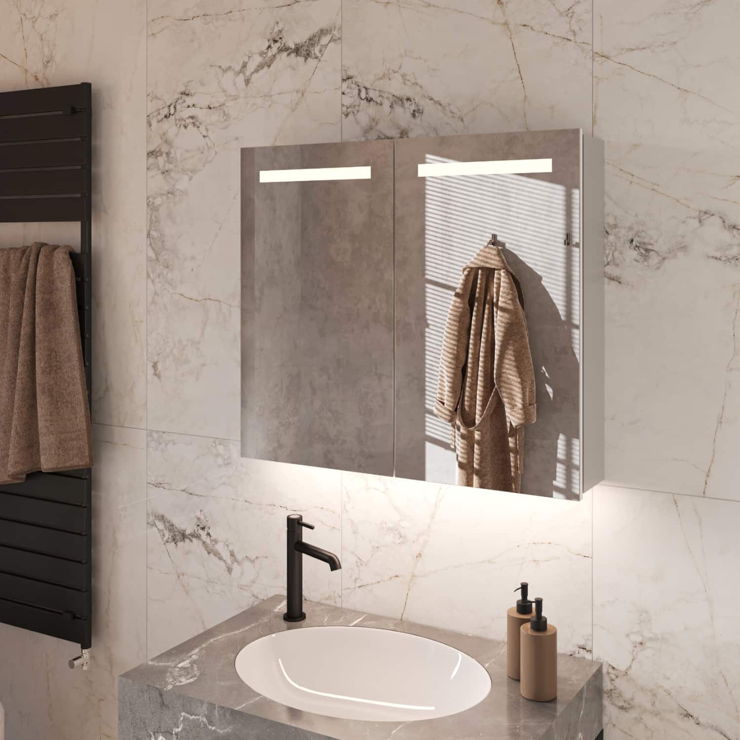 Bij deze aluminium spiegelkast is zowel de verlichting als de verwarming volledig in de deuren geïntegreerd