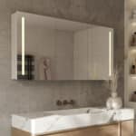 Mooie brede aluminium kwaliteits spiegelkast voor de badkamer, van alle gemakken voorzien!