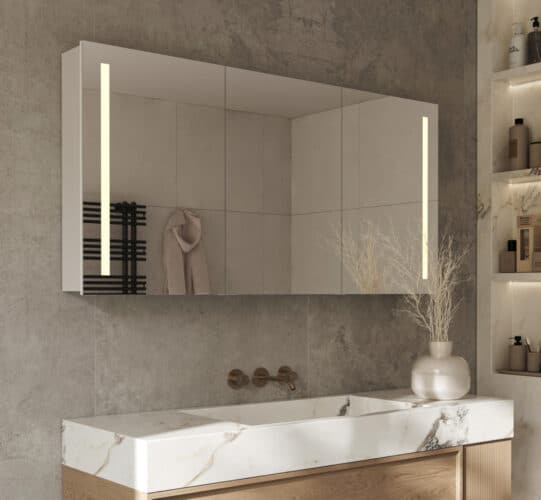 Mooie brede aluminium kwaliteits spiegelkast voor de badkamer, van alle gemakken voorzien!