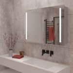 Deze aluminium spiegelkast is 100 cm breed, 70 cm hoog en 14 cm diep