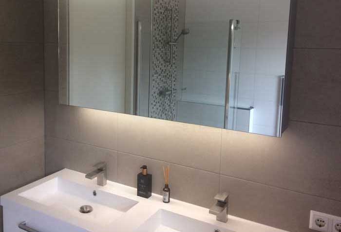 badkamer spiegelkast met indirecte LED verlichting, verwarming, sensor en stopcontact 100x70 - Designspiegels