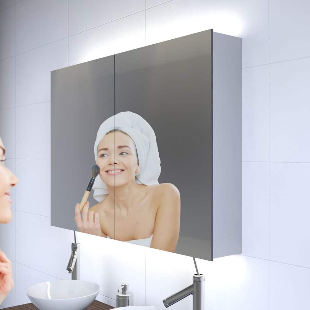 Strakke aluminium badkamer spiegelkast met onder en boven sfeerverlichting over de wand