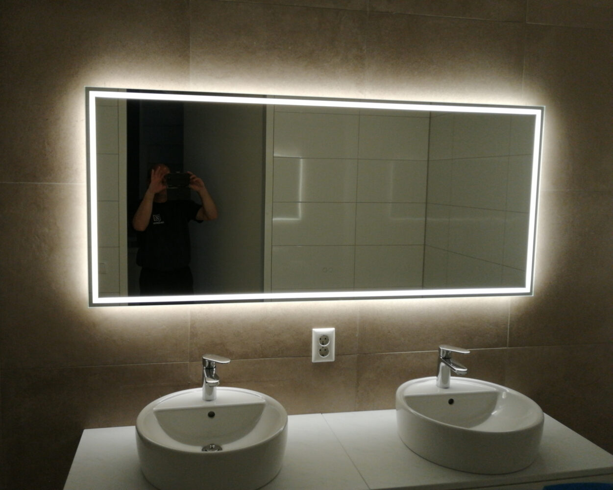 Badkamerspiegel met directe en indirecte verlichting, verwarming, instelbare lichtkleur en