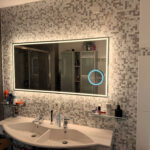 Grote badkamer spiegel op mozaïek wand