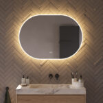 Deze trendy 100 cm brede ovale spiegel voor in de badkamer is van alle gemakken voorzien, zoals: geïntegreerde verlichting en verwarming, dimfunctie, instelbare lichtkleur en dubbele touch bediening