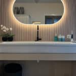 Badkamer spiegel op lattenwand