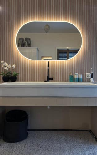 Badkamer spiegel op lattenwand