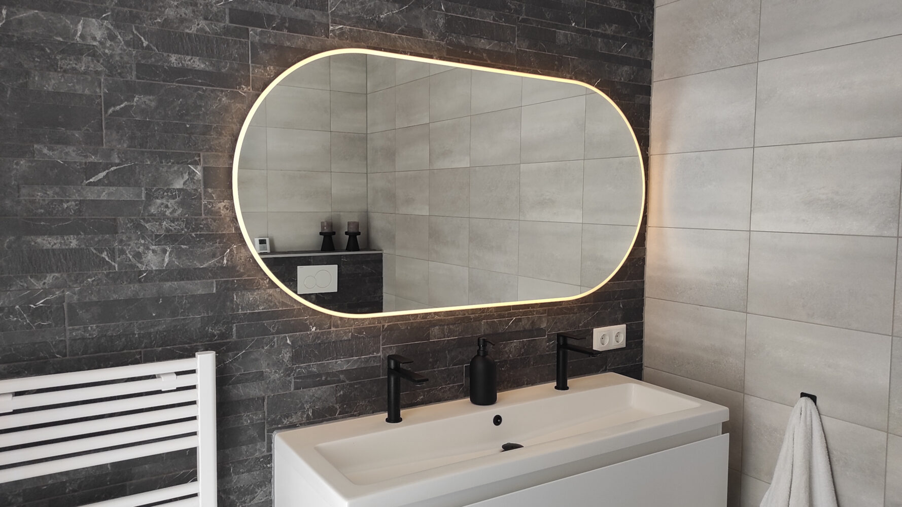 Ovale badkamerspiegel met directe en indirecte verlichting, verwarming, instelbare lichtkleur en