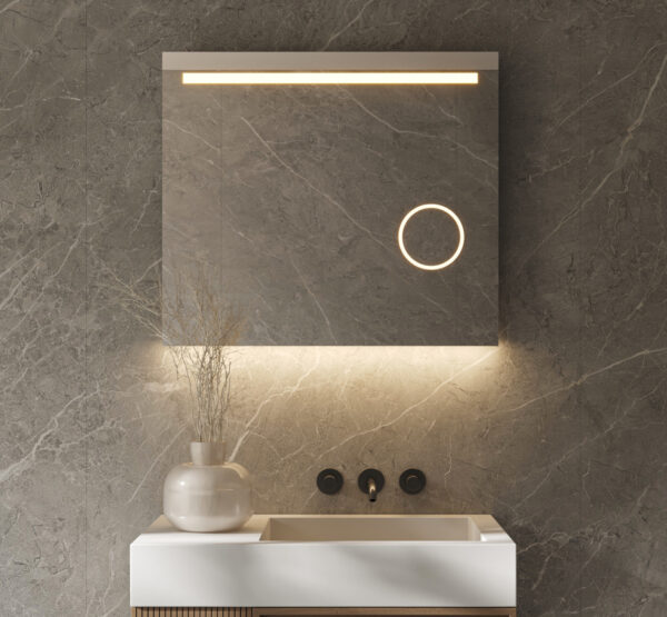 Deze fraaie badkamerspiegel is van alle gemakken voorzien, zoals (dimbare) verlichting, spiegelverwarming en een handige geïntegreerde make-up scheerspiegel