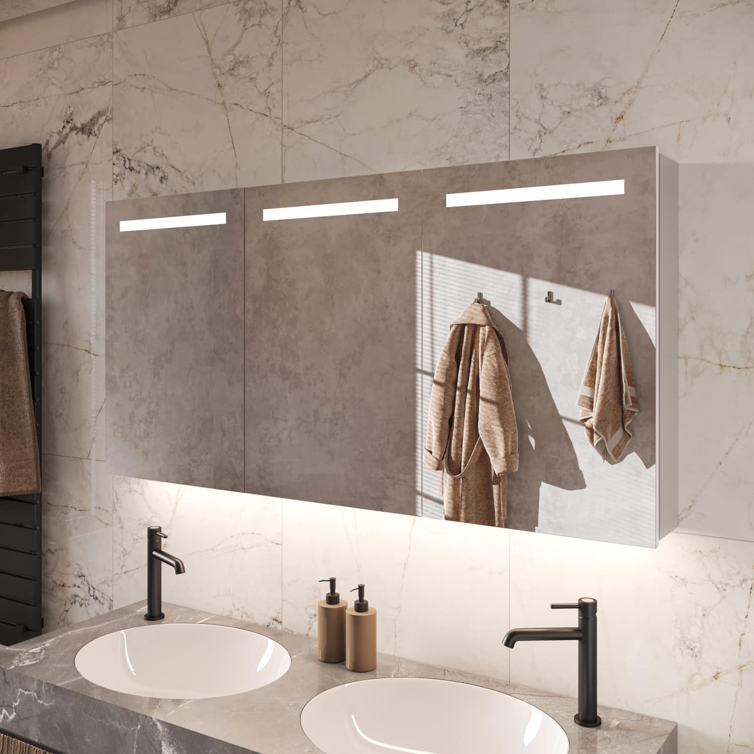 Deze alu badkamer spiegelkast is 140 cm breed en 70 cm hoog