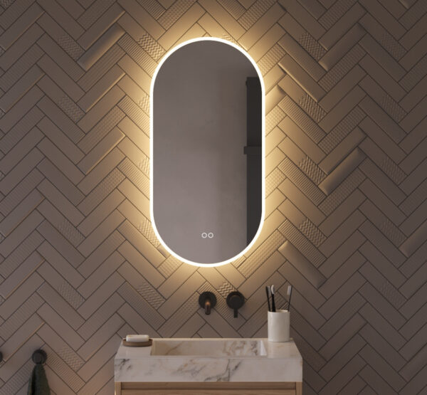 Deze smalle ovale spiegel voor in de badkamer is van alle gemakken voorzien, zoals: geïntegreerde verlichting en verwarming, dimfunctie, instelbare lichtkleur en dubbele touch bediening